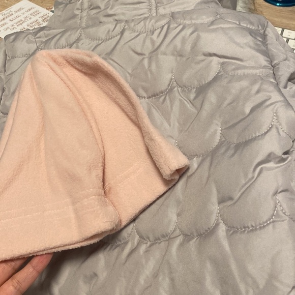 Girls puffer jacket in size 4T. NWT - Picture 3 of 3